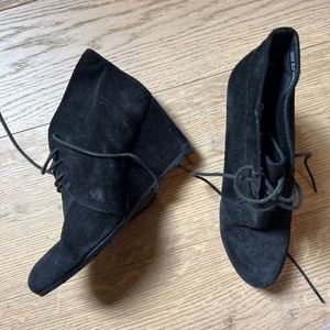 Black 9.5 wedge tie up